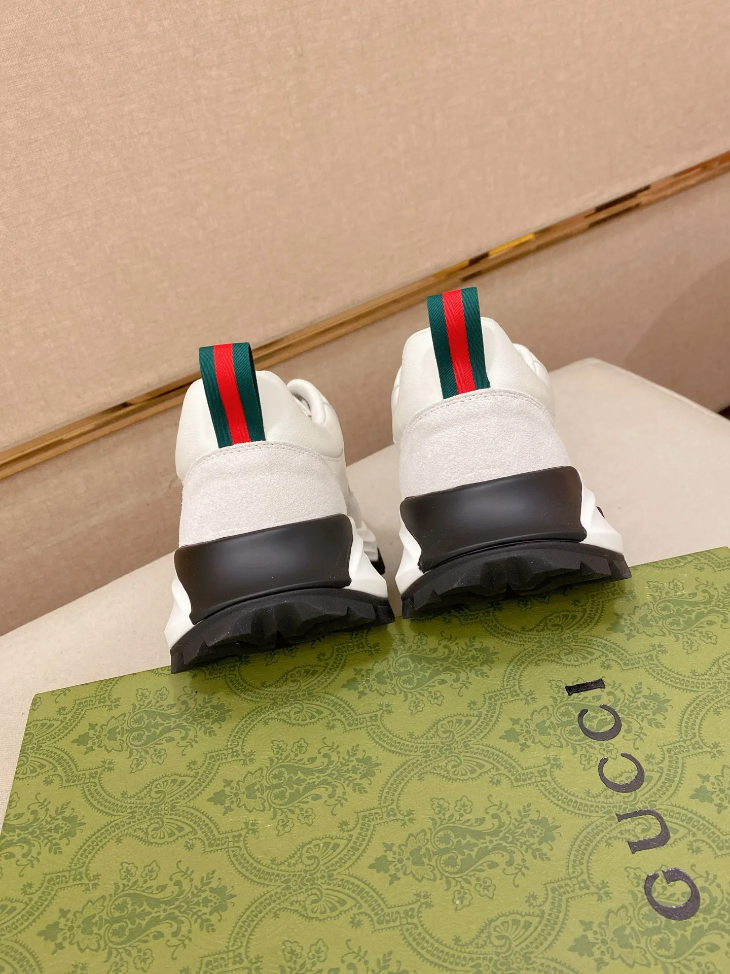 Men's clothing and shoes💰:462💰 (GUCCI) The latest model from the official website🎁🎁Casual and fashionable men's shoes👟, hot style💥The version is simple and elegant, exclusive for trendy men. The unique latest brand elements from the official website👑Original Gucci decoration, fashionable and generous, the fabric is original cowhide ✅Mesh breathable lining, the official website specifies wear-resistant casual outsole, the classic model is taken in kind at the counter🎬38-44 (can be customized for 45 non-refundable)